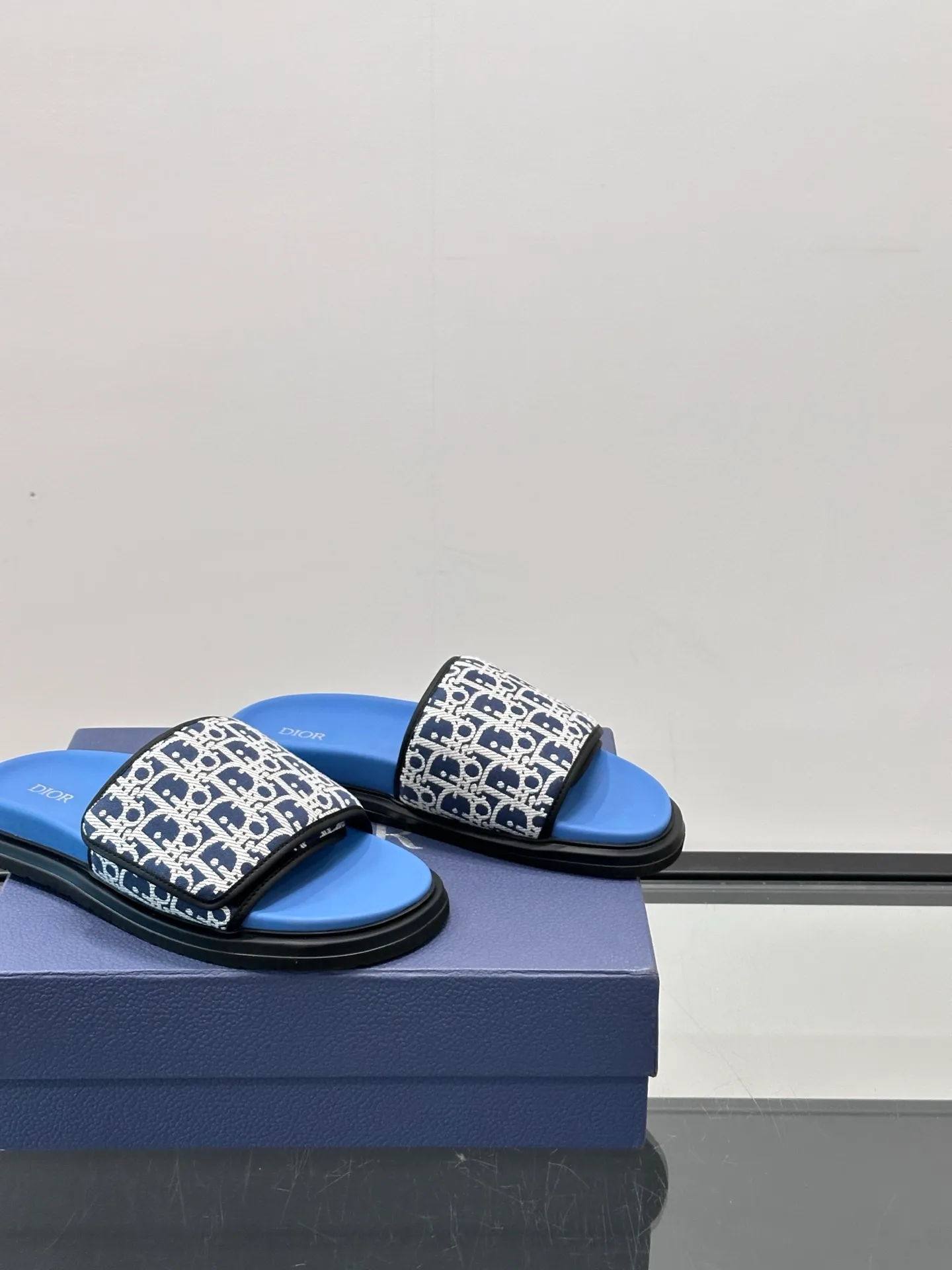 Factory price: 280💰𝐂𝐡𝐫𝐢𝐬𝐭𝐢𝐚𝐧 𝐃𝐢𝐨𝐫 Dior's latest popular sandals, classic upgraded Velcro sandals, original replicas, super durable and versatile, very comfortable on the feet, slimming and white, original cowhide leather upper, sheepskin lining Original d hardware buckle Original molded T men's shoes 💰U outsole Size: 38-44 (.45.46 customized)